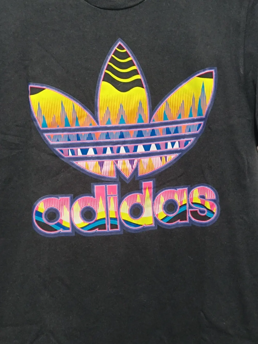 Camiseta.Logo multicolor Adidas originals talla M sirve para S ver medidas, foto 2