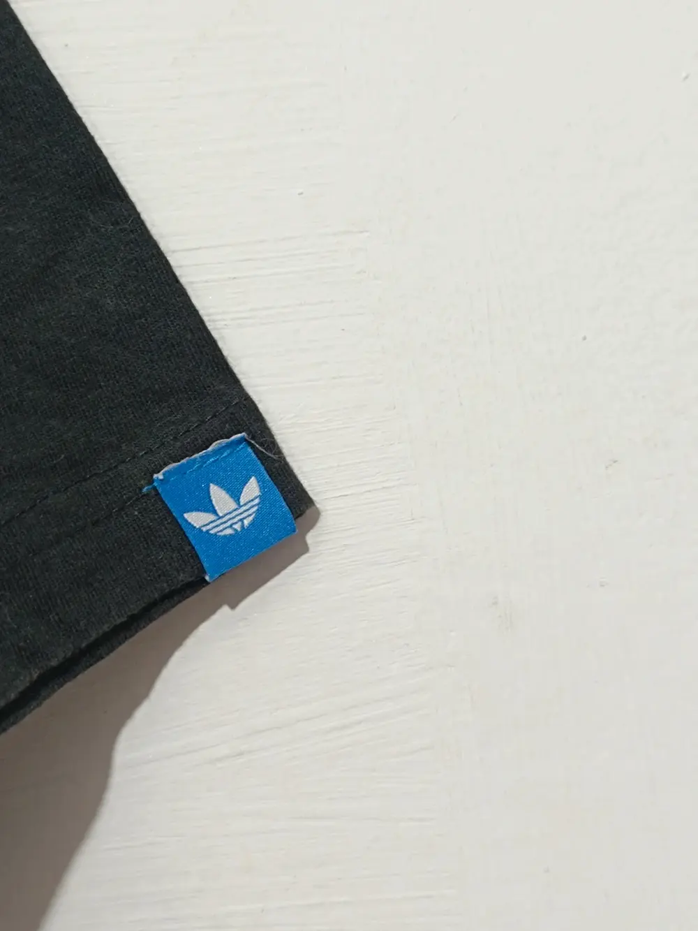 Camiseta.Logo multicolor Adidas originals talla M sirve para S ver medidas, foto 3