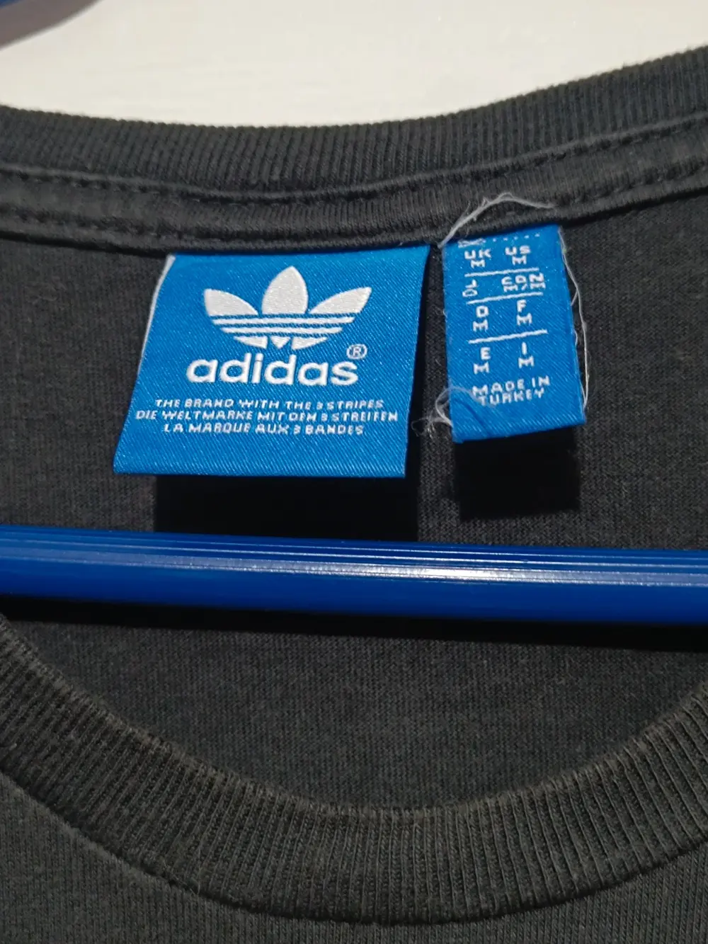 Camiseta.Logo multicolor Adidas originals talla M sirve para S ver medidas, foto 4