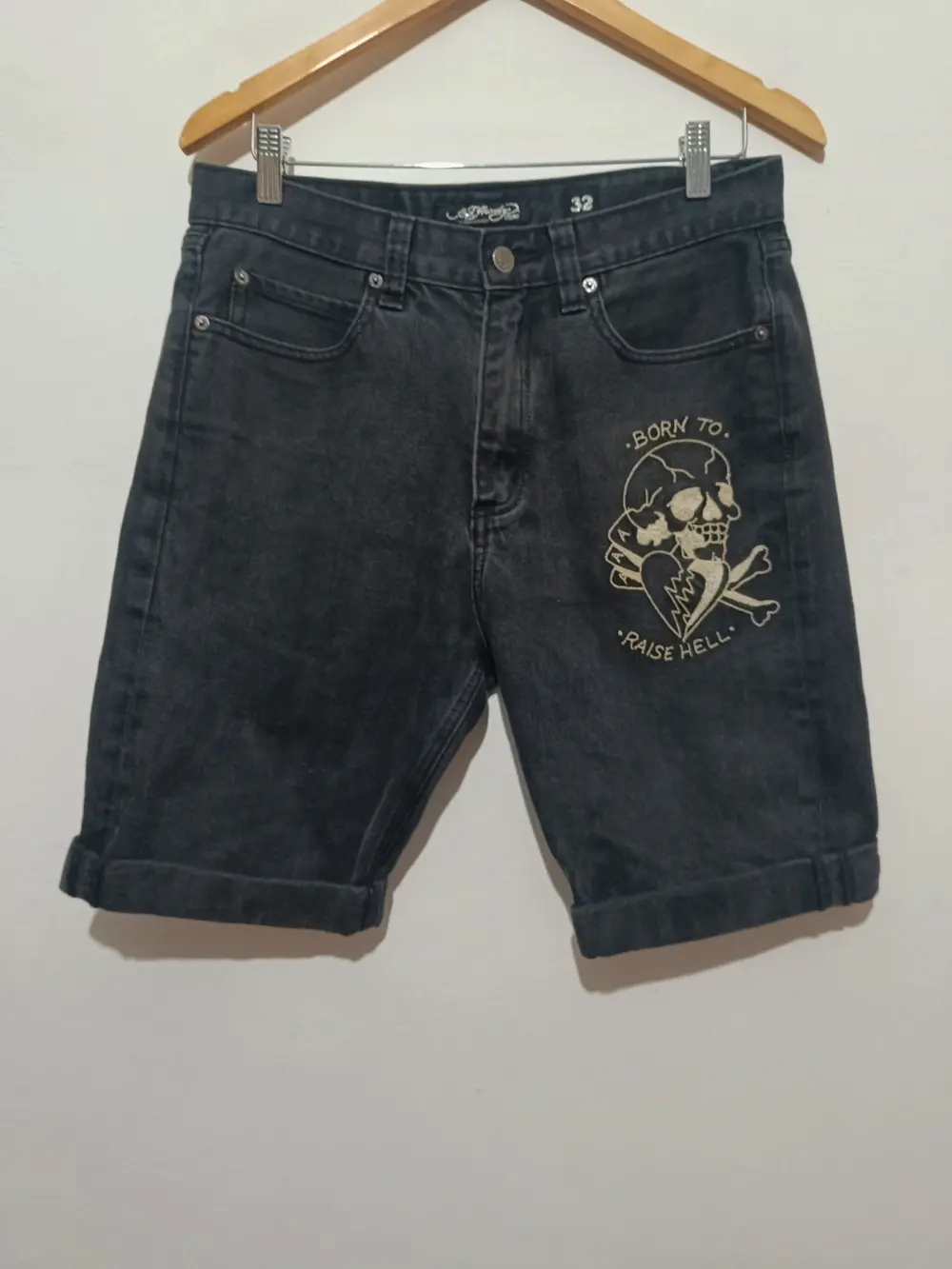 Pantalón vaquero corto Ed Hardy Born to raise hell talla 42 sirve para L ver medidas
