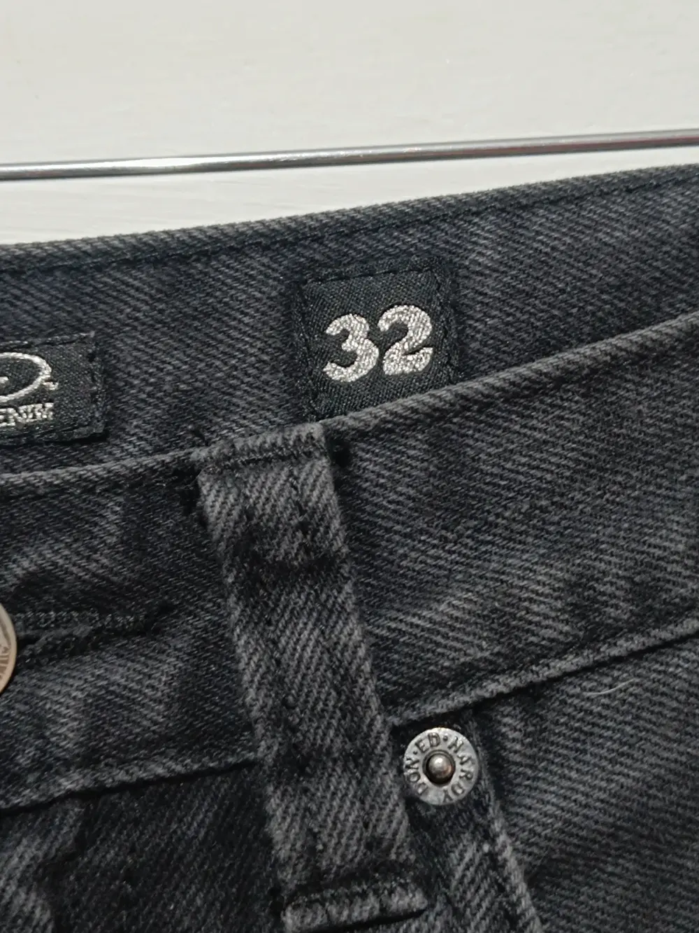 Pantalón vaquero corto Ed Hardy Born to raise hell talla 42 sirve para L ver medidas, foto 5