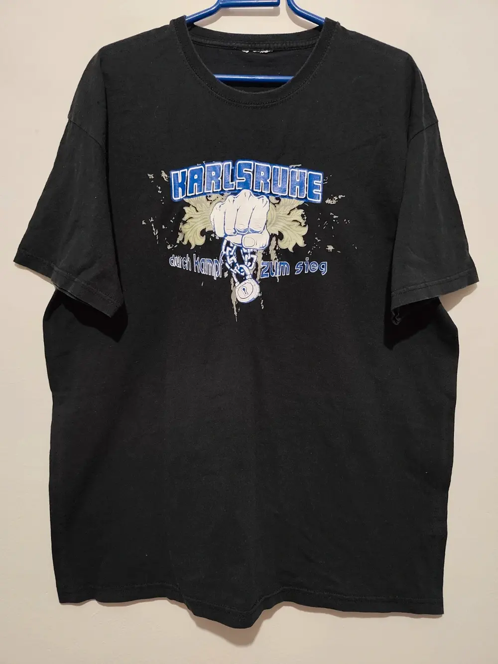 Camiseta vintage Karlsruhe " a traves de la lucha hacia la victoria" talla XL/XXL ver medidas