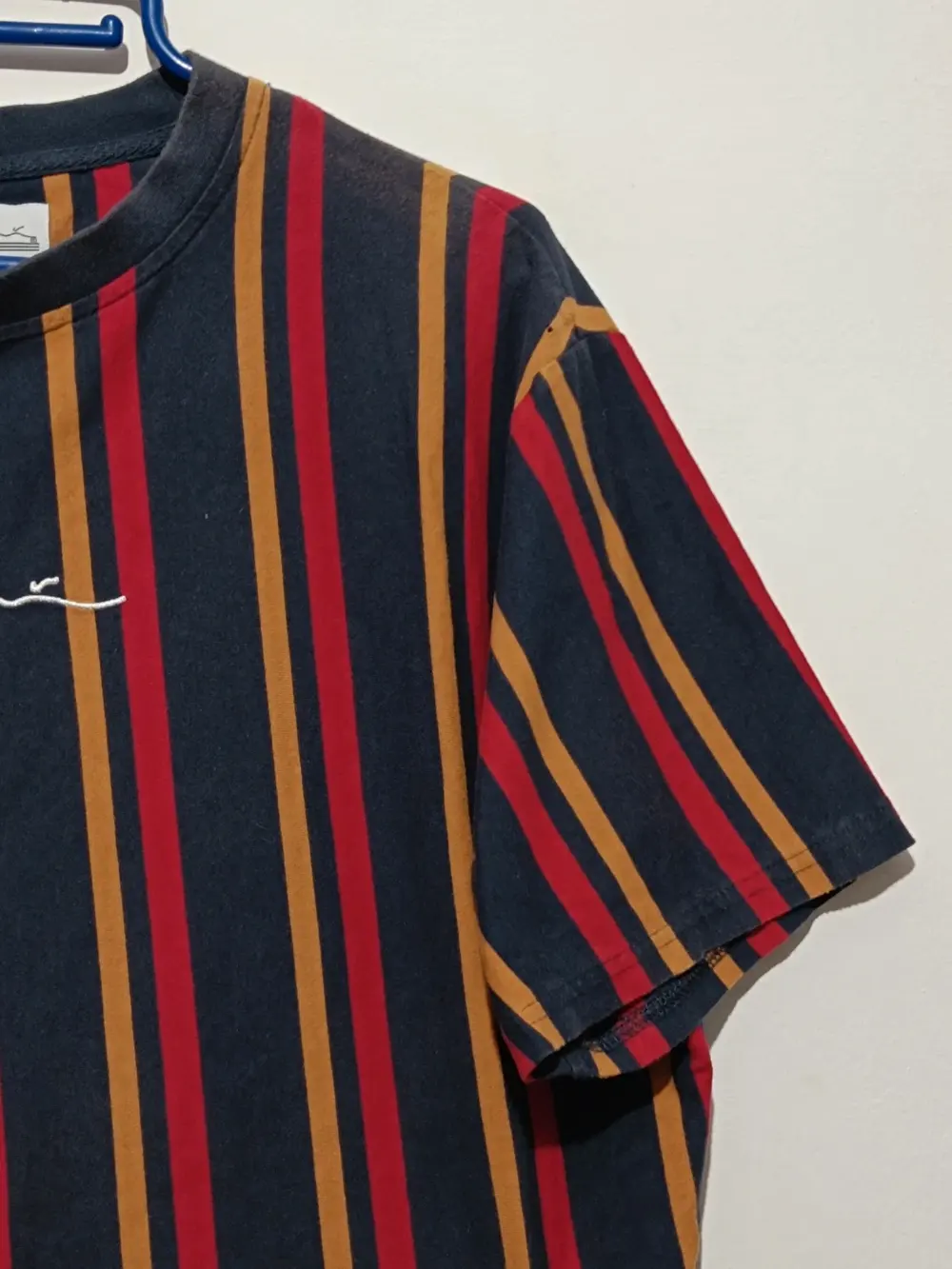 Camiseta a rayas multicolor Karl Kani talla M sirve para L ver medidas, foto 2