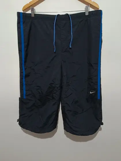 Pantalón hasta la rodilla Nike vintage talla L pero es mas una XL ver medidas
