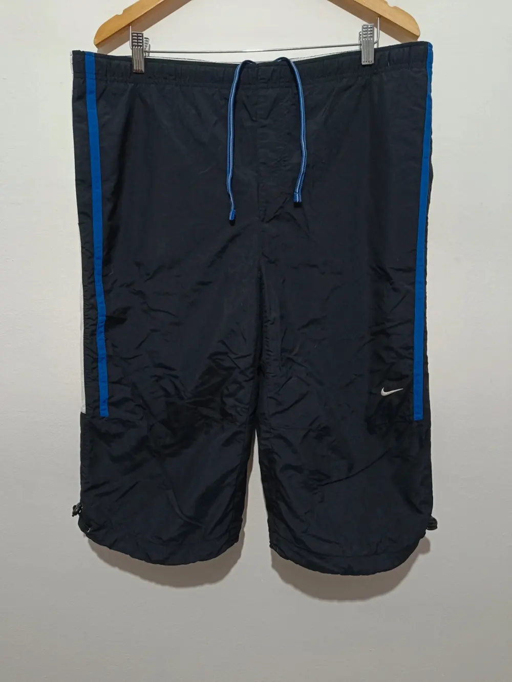 Pantalón hasta la rodilla Nike vintage talla L pero es mas una XL ver medidas