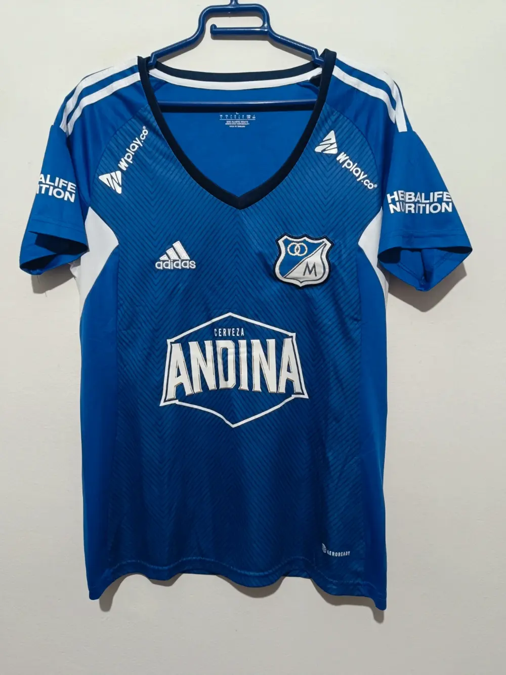 Camiseta Millonarios Adidas año 2023 talla L mujer