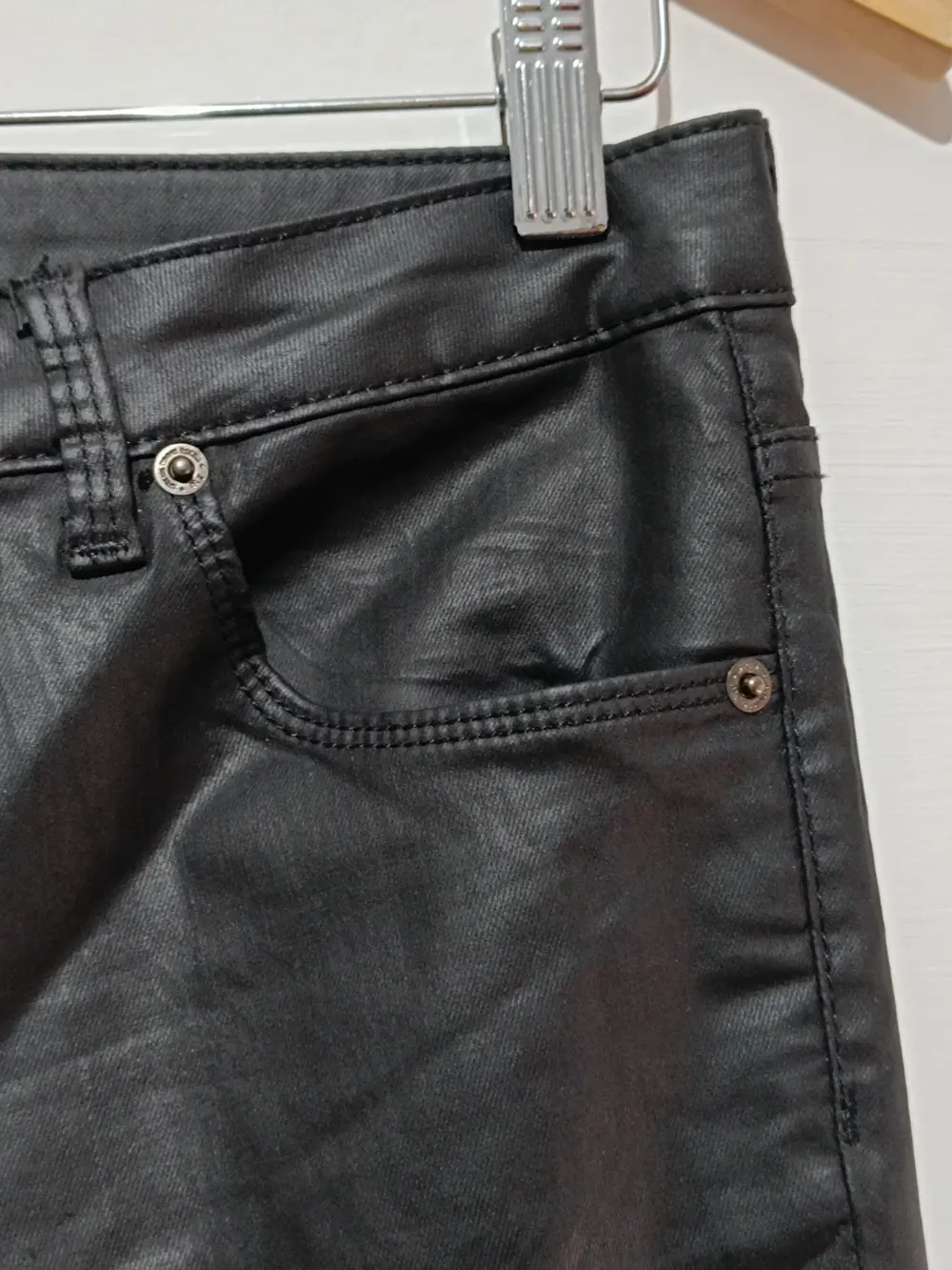 Pantalon negro cuero Zara talla 40, foto 2