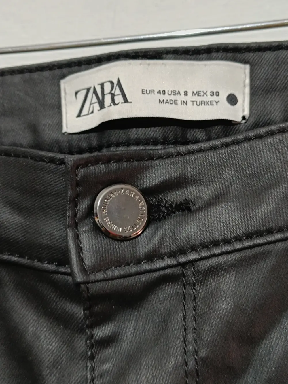 Pantalon negro cuero Zara talla 40, foto 4