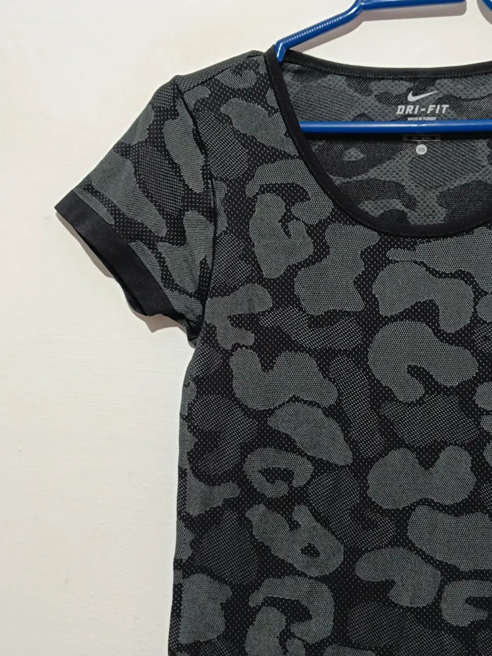 Camiseta Nike running camuflaje mujer talla XS, foto 3