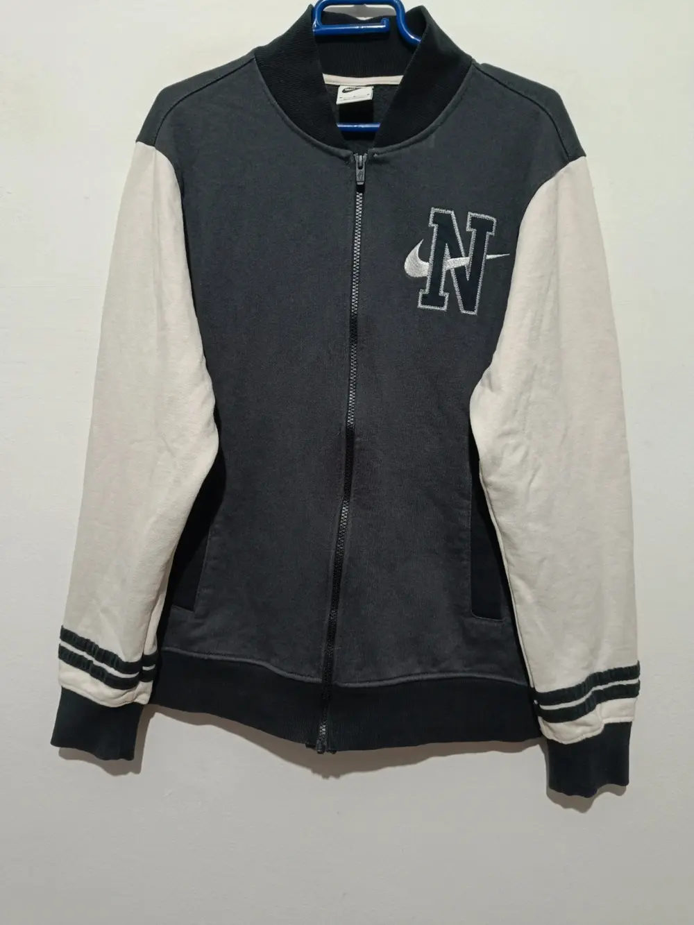 Chaqueta Nike blanco hueso y negro lavado logo universitario retro de felpa Retro Varsity talla M