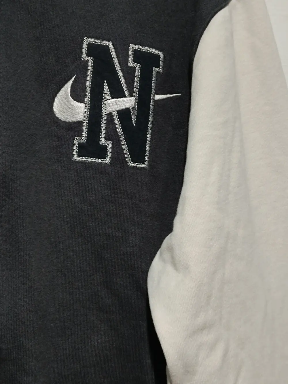 Chaqueta Nike blanco hueso y negro lavado logo universitario retro de felpa Retro Varsity talla M, foto 3