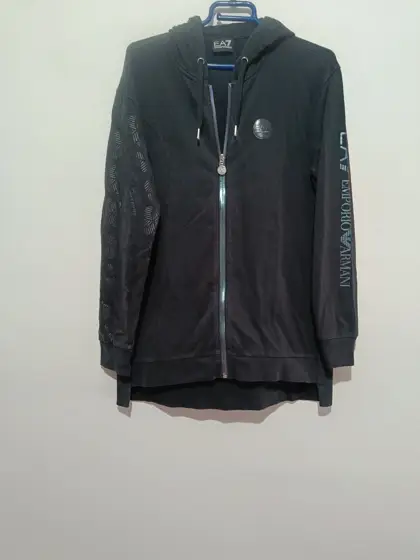 Sudadera negra Emporio Armani talla S con capucha y cremallera