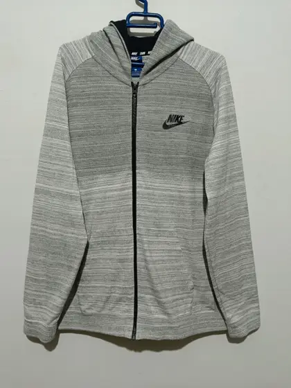 Sudadera gris con capucha y cremallera Nike talla L ver medidas