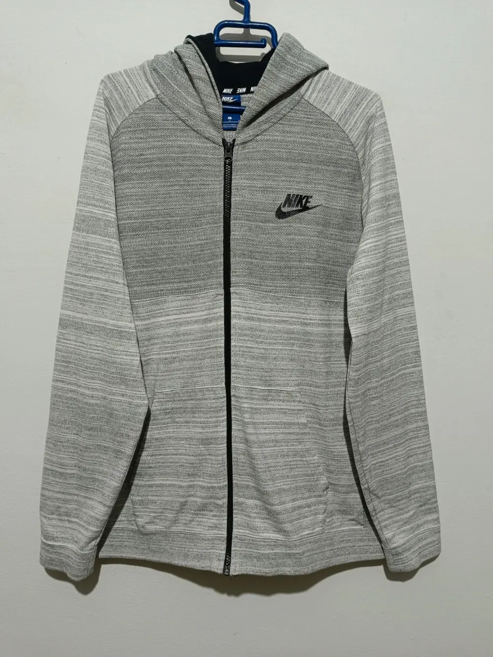 Sudadera gris con capucha y cremallera Nike talla L ver medidas