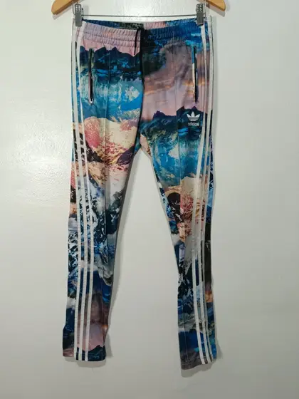 Pantalón Adidas Mountain Clash talla XS sirve para S ver medidas