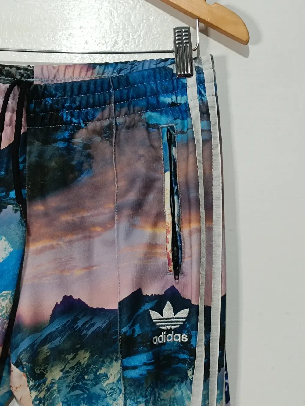 Pantalón Adidas Mountain Clash talla XS sirve para S ver medidas, foto 4