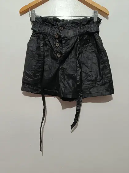Pantalón corto Zara talla 38 ver medidas