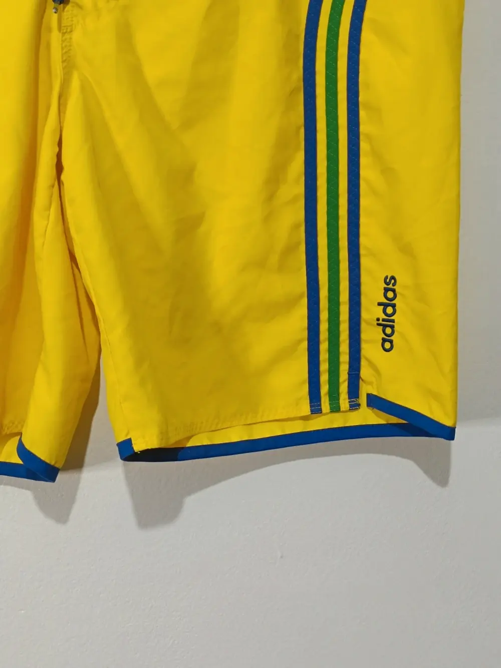 Pantalon corto vintage Y2K Adidas Brasil talla M pero es una XXL ver medidas, foto 2