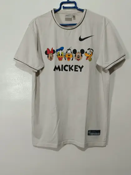 Camiseta Mickey mouse Nike betterworld talla XL sirve para L ver medidas