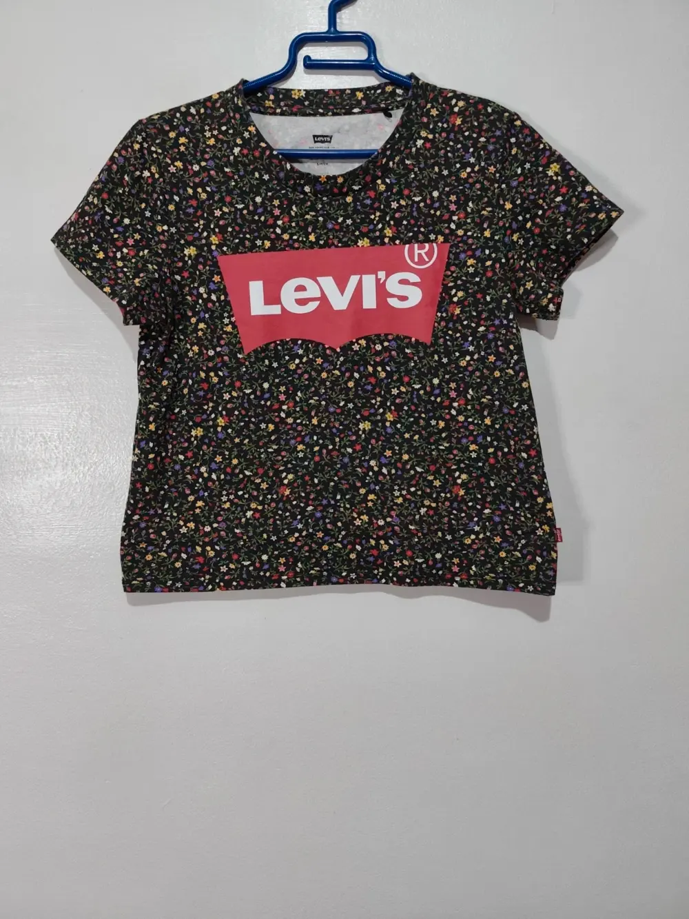 Camiseta Levi's Floral Batwing logo talla S ver medidas