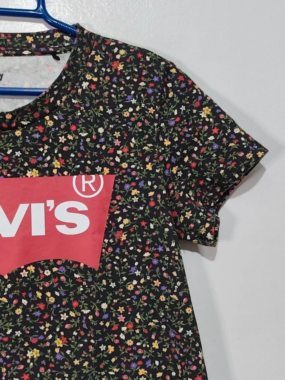Camiseta Levi's Floral Batwing logo talla S ver medidas, foto 2