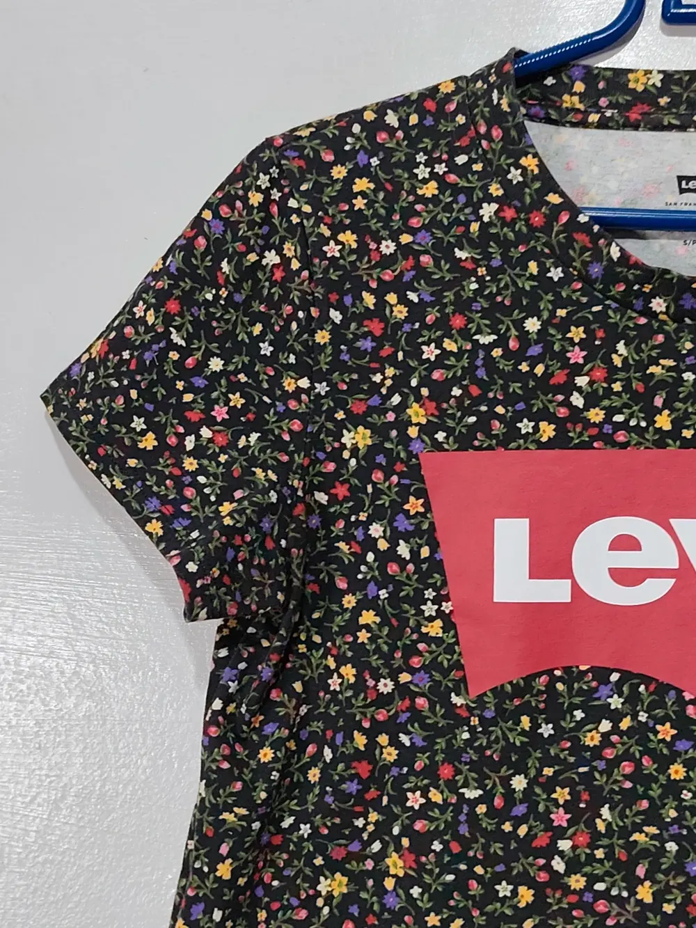 Camiseta Levi's Floral Batwing logo talla S ver medidas, foto 3