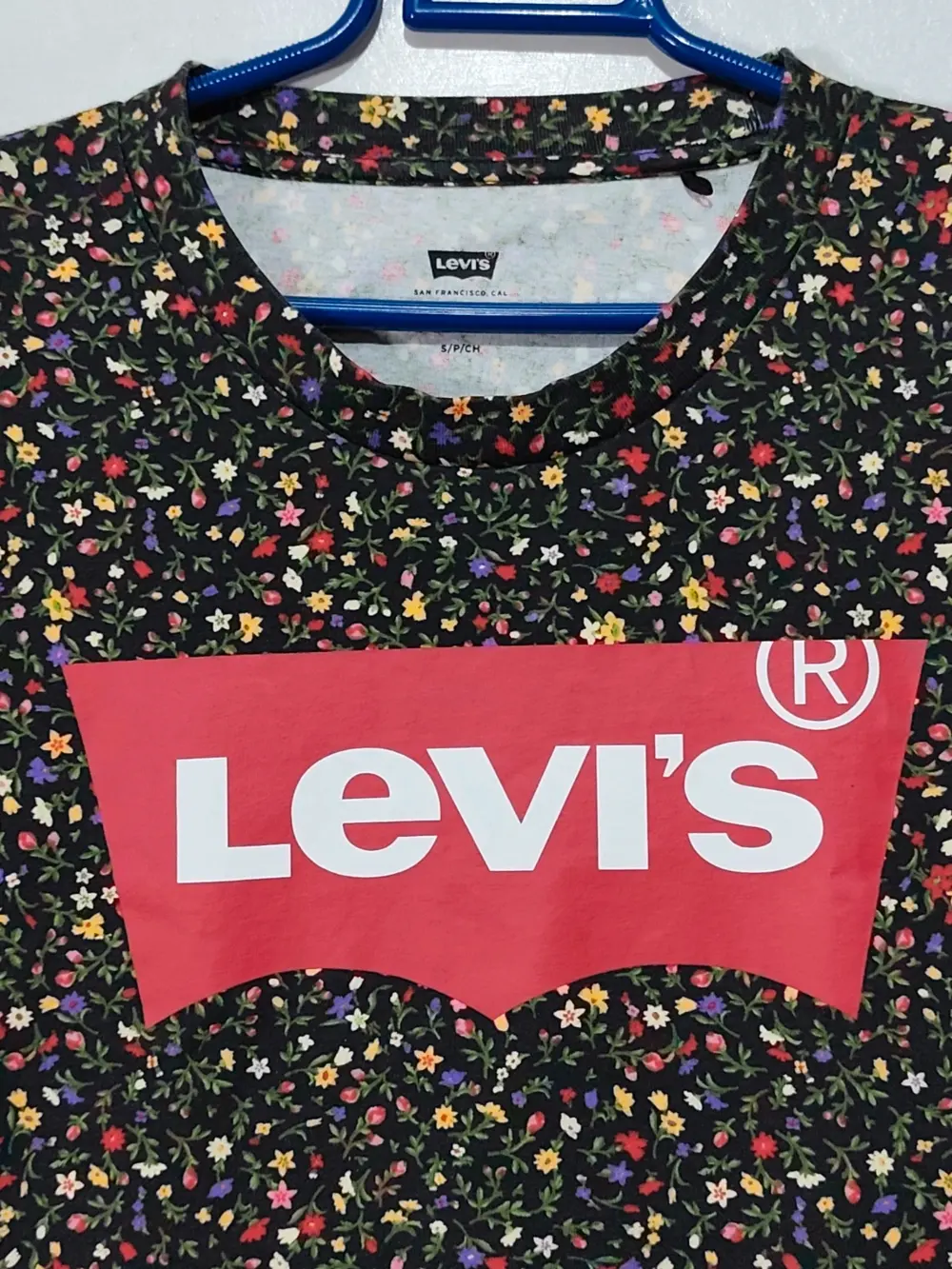 Camiseta Levi's Floral Batwing logo talla S ver medidas, foto 4