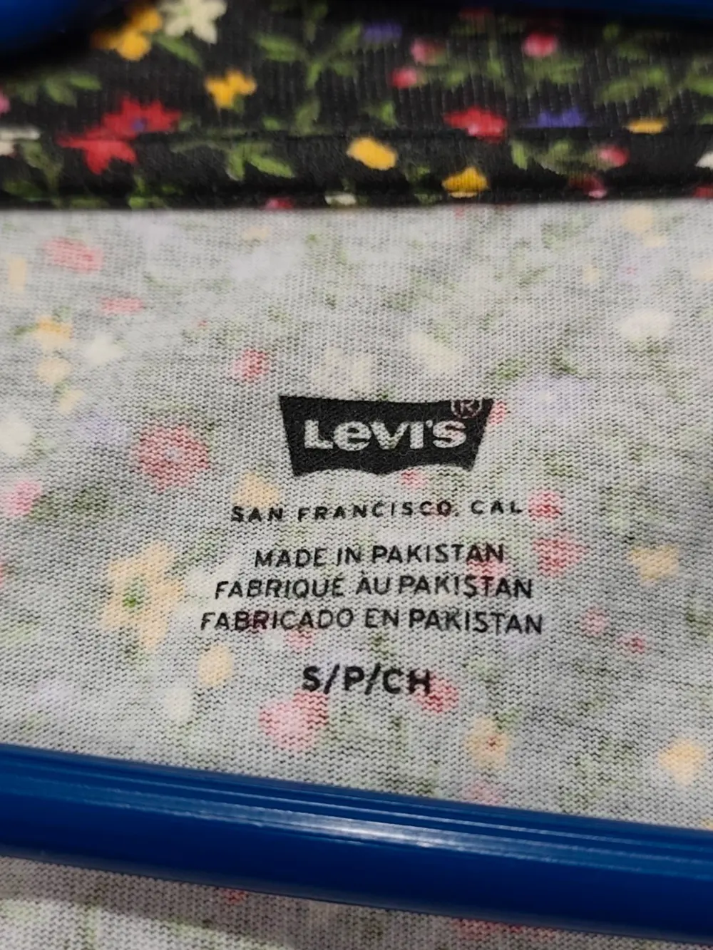 Camiseta Levi's Floral Batwing logo talla S ver medidas, foto 5