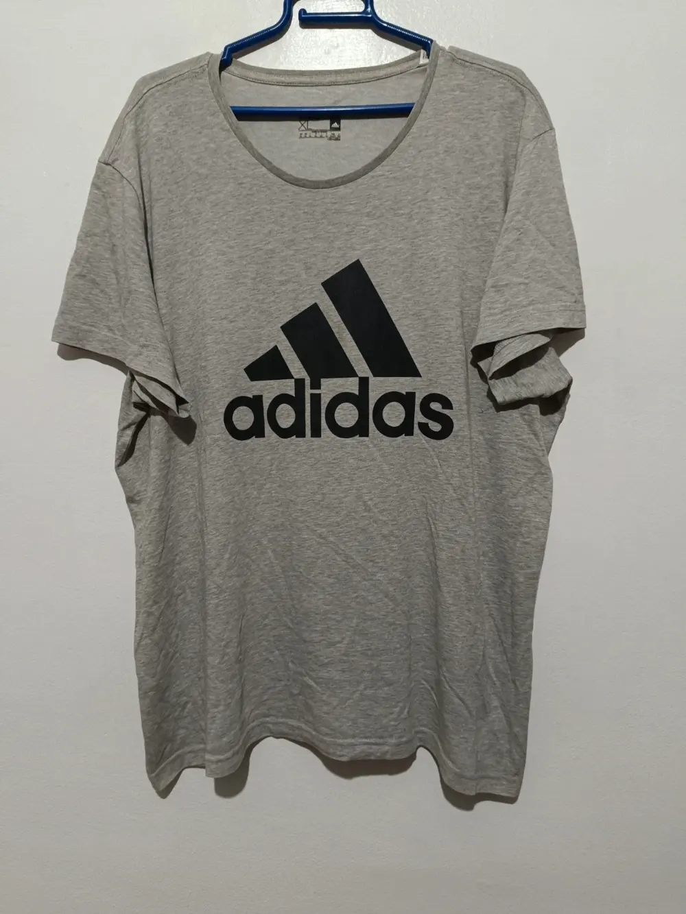Camiseta manga corta Adidas Essentials talla XL ver medidas