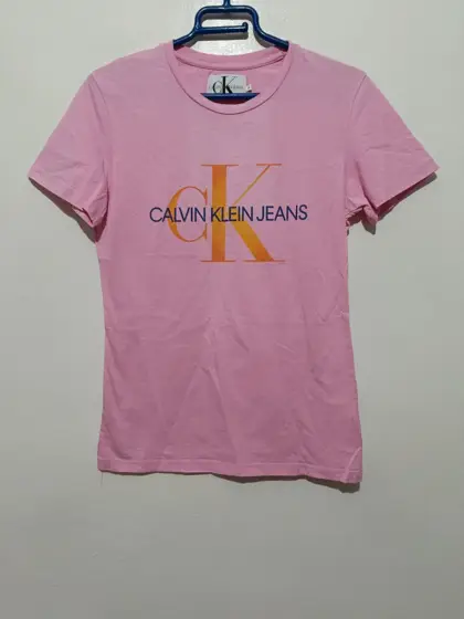 Camiseta Calvin Klein rosa talla S ver medidas