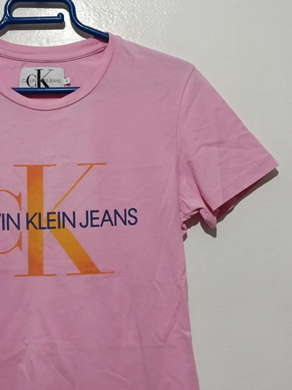 Camiseta Calvin Klein rosa talla S ver medidas, foto 2