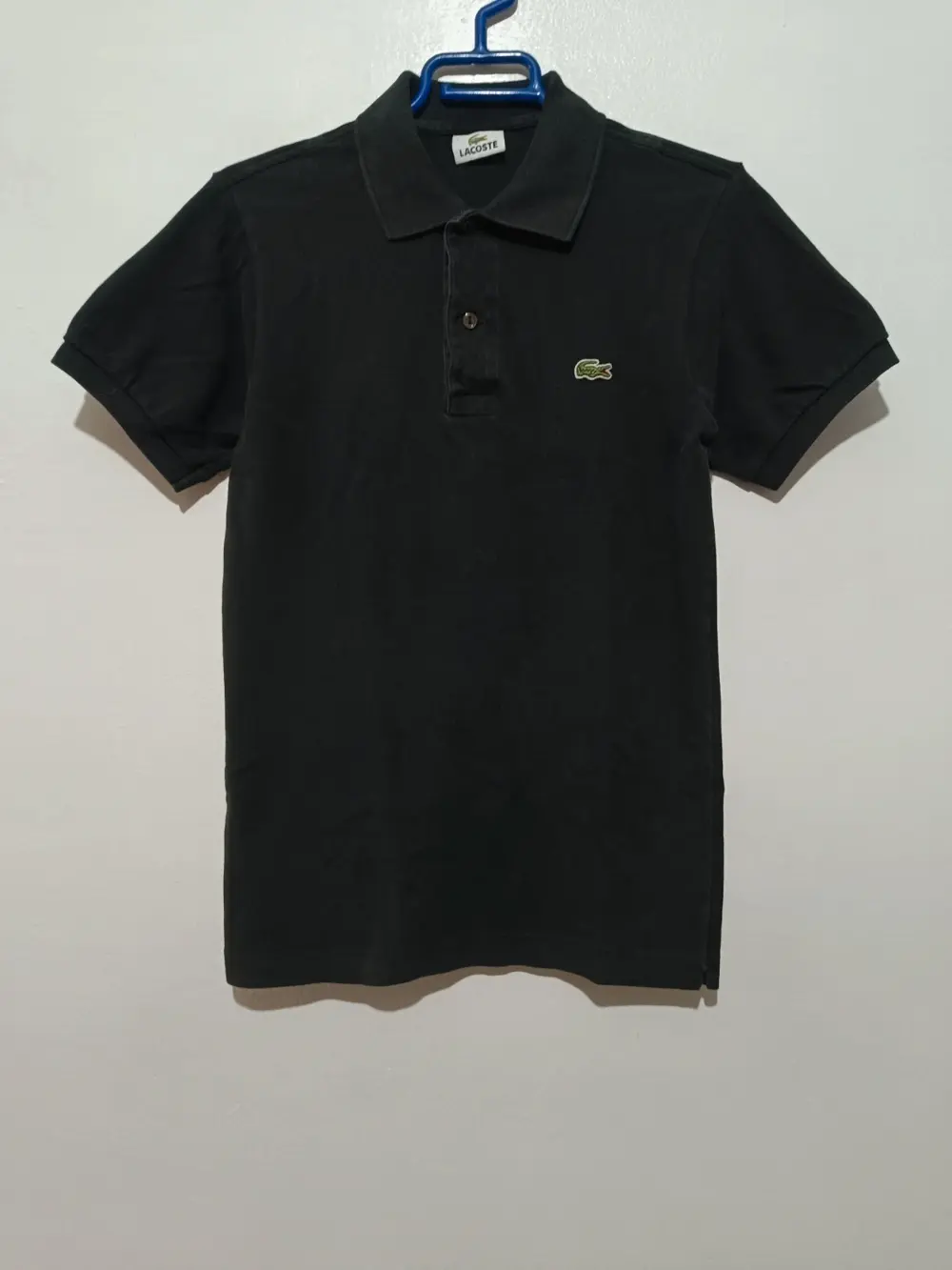 Polo manga corta Lacoste talla 2 equivale a una XS ver medidas