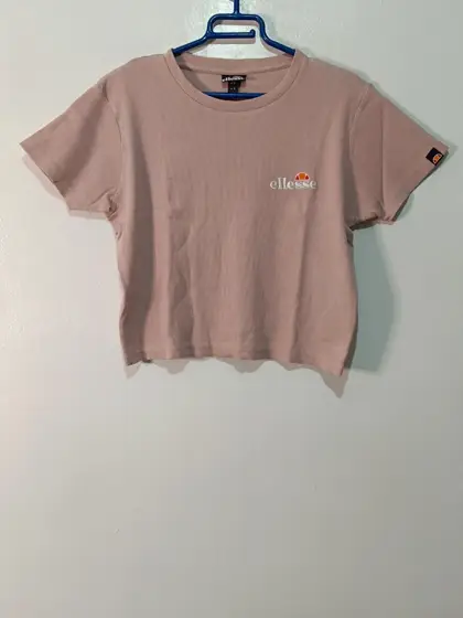 Camiseta crop top Ellesse Celesi crop talla 44 ver medidas