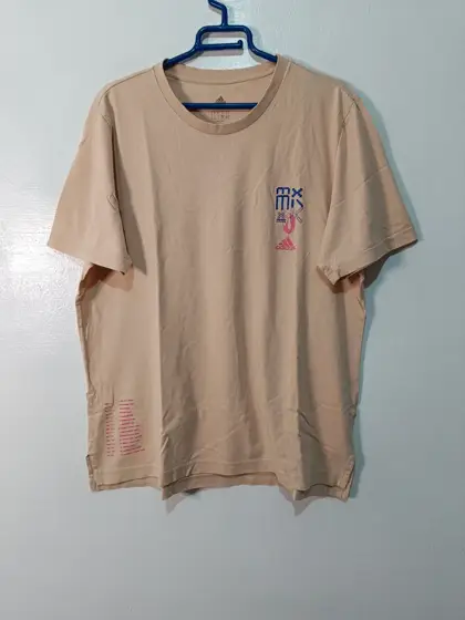 Camiseta manga corta Adidas Dame 7 Extply tee en color beige talla L ver medidas