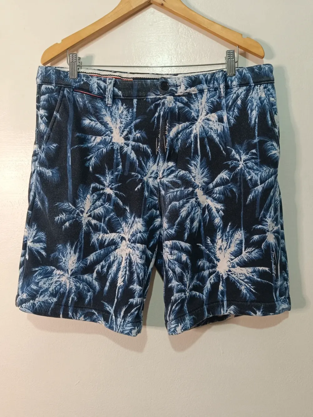 Pantalon corto Tommy Hilfiger Brooklyn Terry Palm Print talla 45 ver medidas