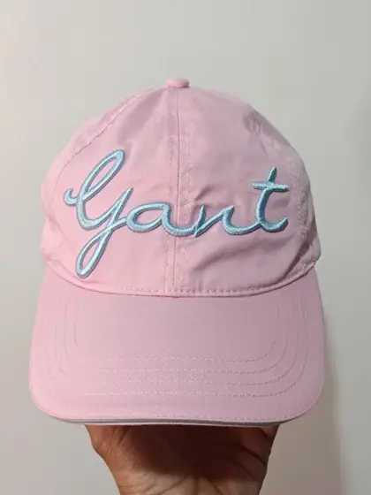 Gorra GANT rosa | Logo bordado azul | One Size ajustable | 100% algodón