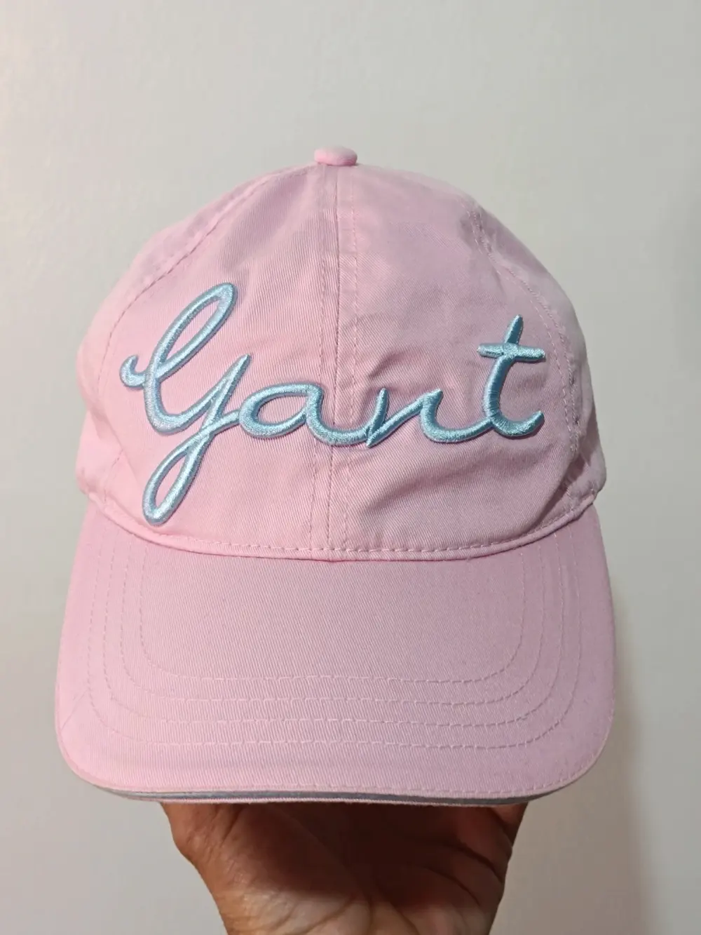 Gorra GANT rosa | Logo bordado azul | One Size ajustable | 100% algodón