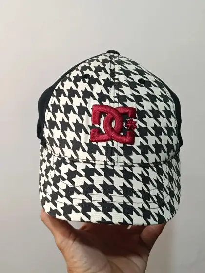 Gorra DC Shoes • Pata de Gallo Blanco/Negro • Logo Burdeos Bordado • Flexfit OSFA • Skate Y2K