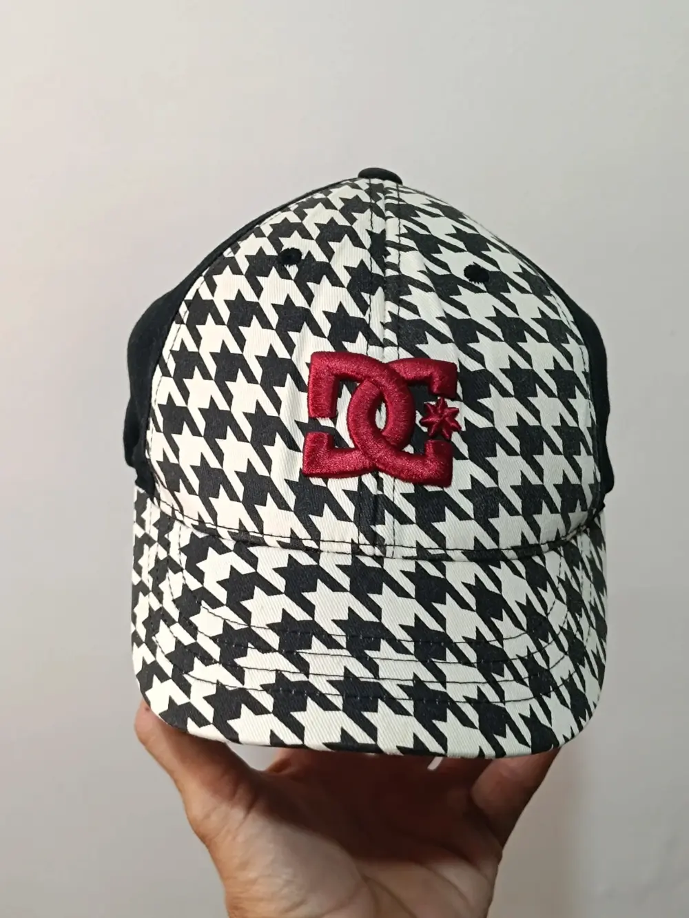Gorra DC Shoes • Pata de Gallo Blanco/Negro • Logo Burdeos Bordado • Flexfit OSFA • Skate Y2K