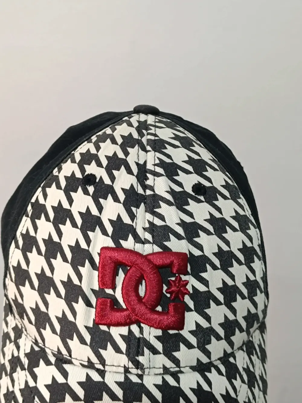 Gorra DC Shoes • Pata de Gallo Blanco/Negro • Logo Burdeos Bordado • Flexfit OSFA • Skate Y2K, foto 2