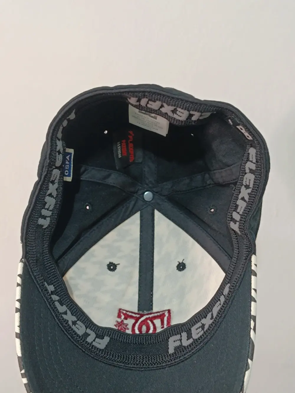 Gorra DC Shoes • Pata de Gallo Blanco/Negro • Logo Burdeos Bordado • Flexfit OSFA • Skate Y2K, foto 5