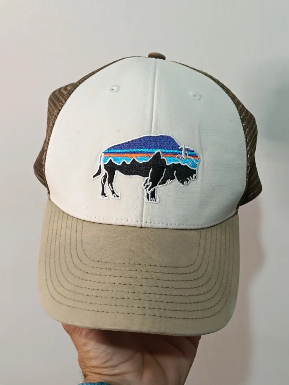 Gorra Patagonia Fitz Roy Bison Trucker • Blanco/Marrón • Snapback • Talla Única Adulto