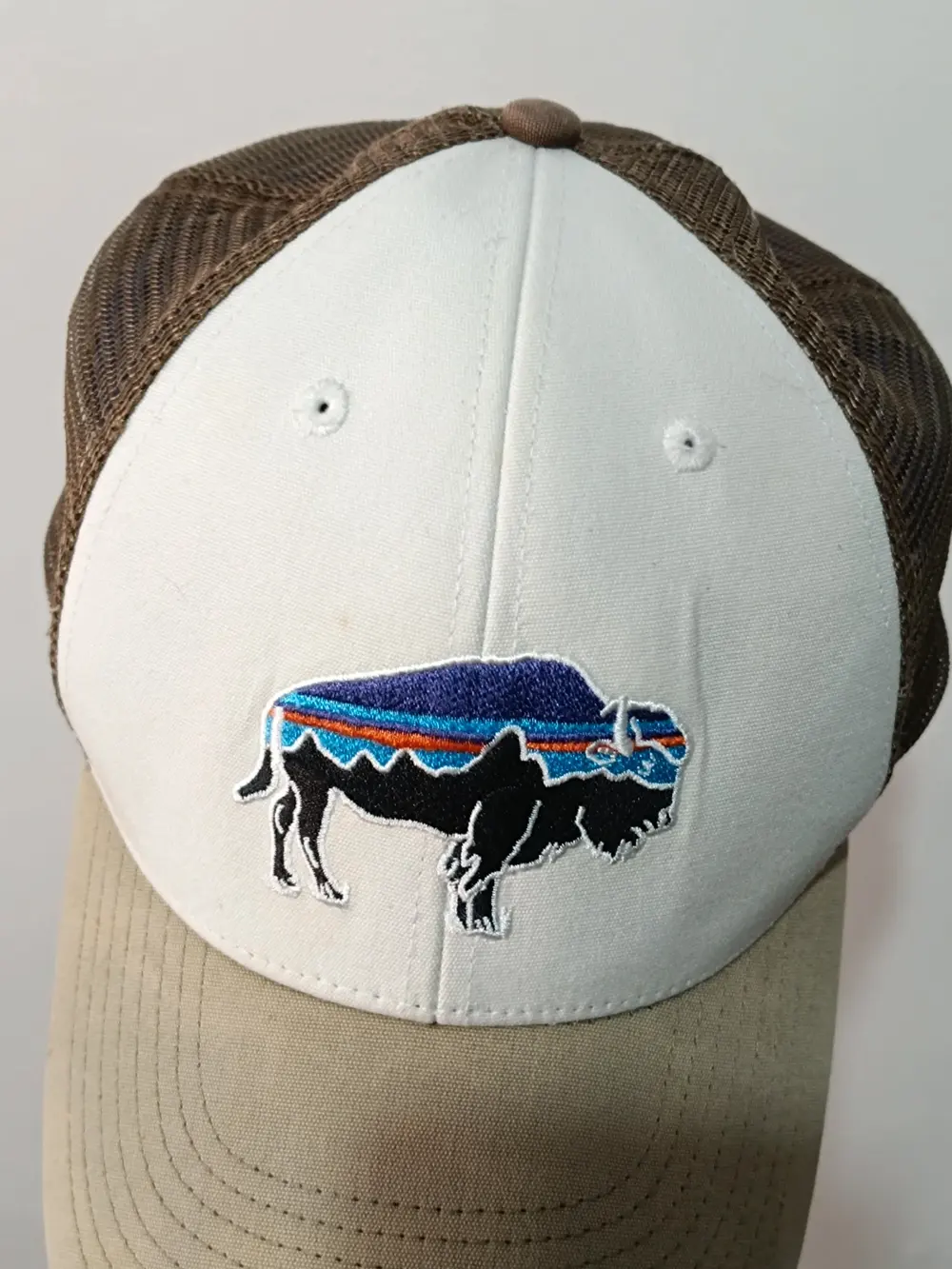 Gorra Patagonia Fitz Roy Bison Trucker • Blanco/Marrón • Snapback • Talla Única Adulto, foto 2