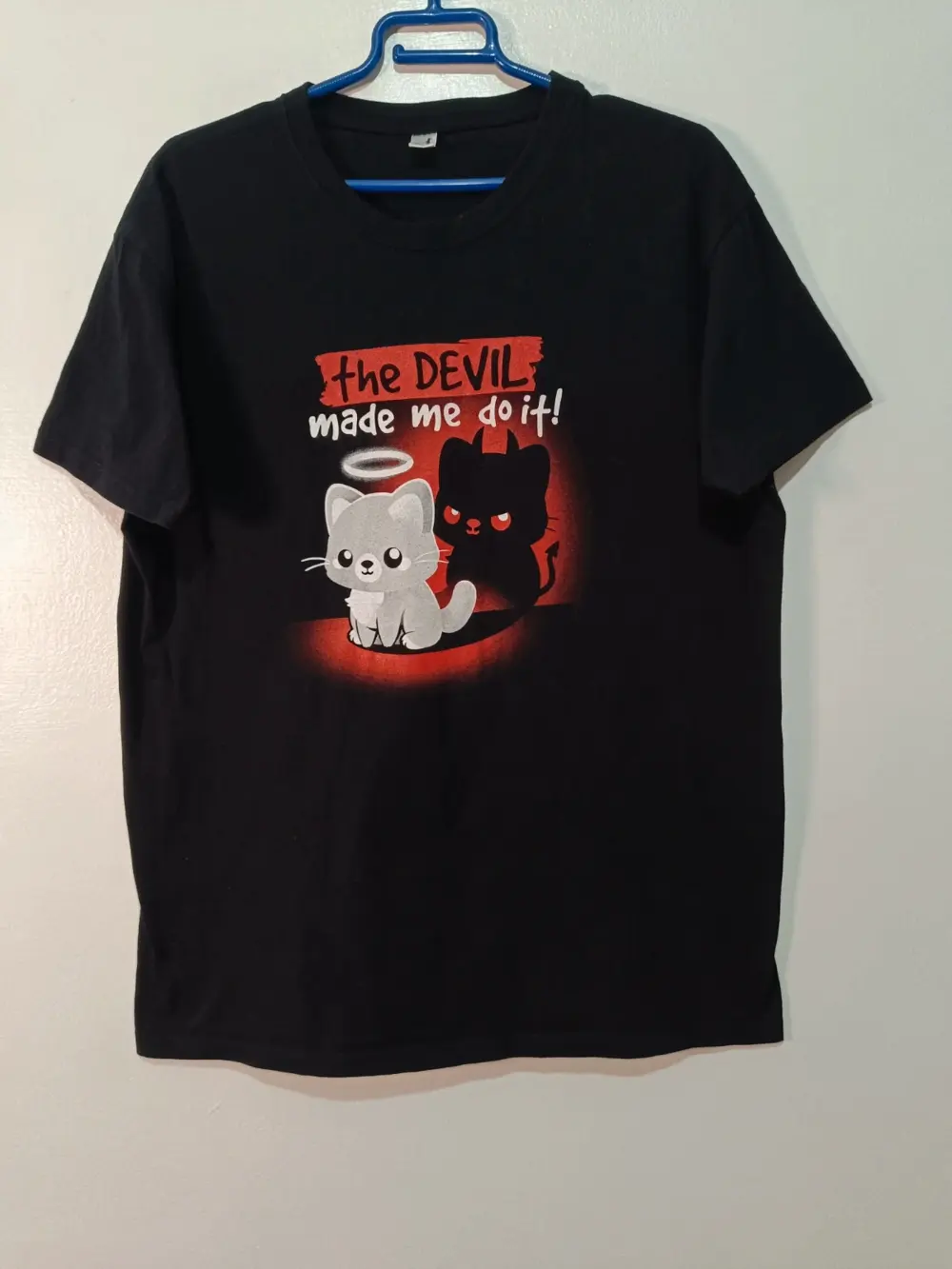 Camiseta "The Devil Made Me Do It" Gatos Kawaii - Talla M Unisex Camiseta