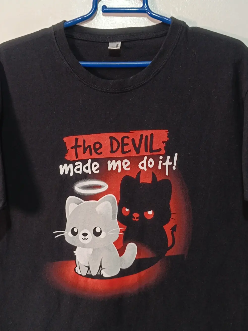 Camiseta "The Devil Made Me Do It" Gatos Kawaii - Talla M Unisex Camiseta, foto 2