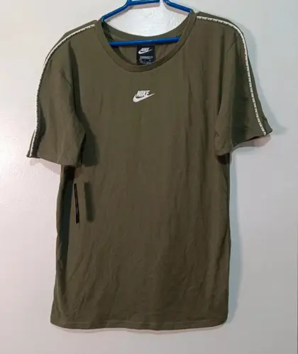 Camiseta Nike Sportswear | camiseta tape logo I verde kaki | talla S | nueva con etiquetas