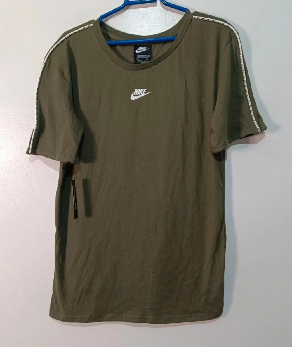Camiseta Nike Sportswear | camiseta tape logo I verde kaki | talla S | nueva con etiquetas