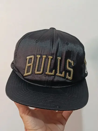 Gorra mitchell & ness chicago bulls windy city hwc snapback satin negro oro nba