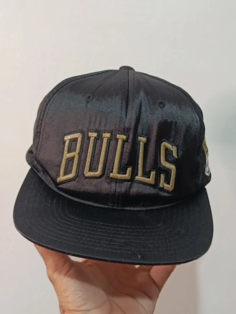 Gorra mitchell & ness chicago bulls windy city hwc snapback satin negro oro nba