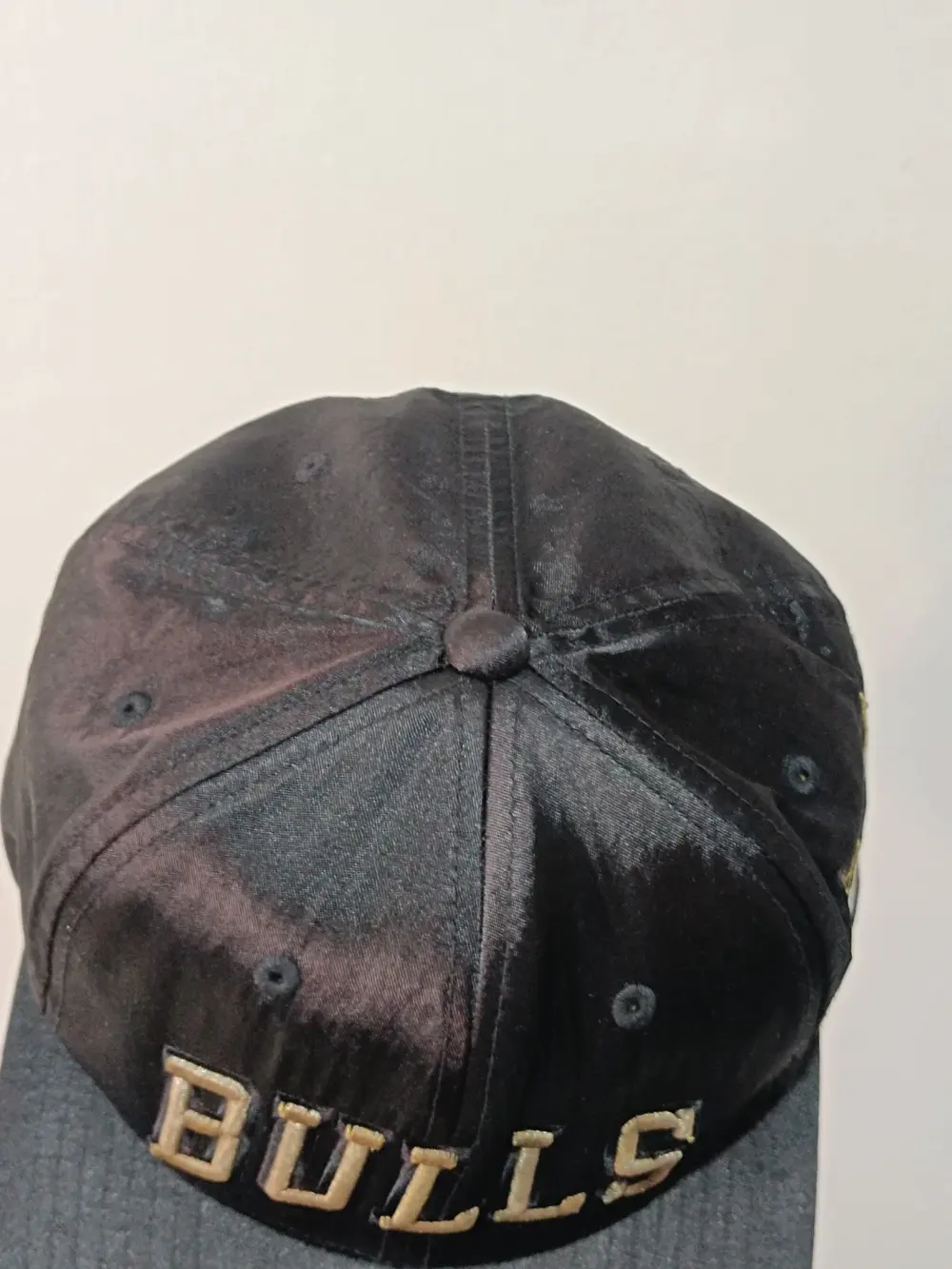 Gorra mitchell & ness chicago bulls windy city hwc snapback satin negro oro nba, foto 2